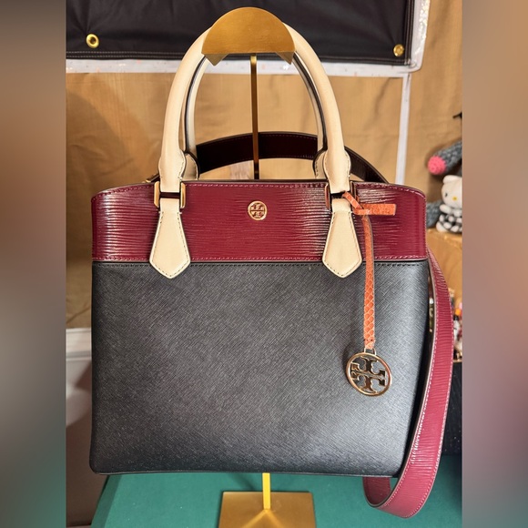 Tory Burch Handbags - Tory Burch Robinson Saffiano Leather triple compartment bag Like new condition!